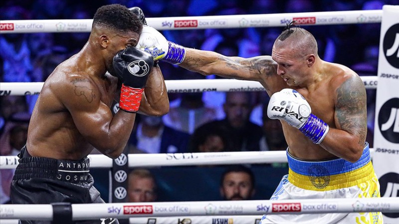 Ukraynalı boksör Usyk unvanlarını korudu