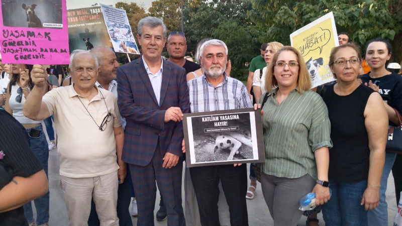 ŞEHİTKAMİL’DE, SOKAK HAYVANLARI İÇİN YOĞUN KATILIMLI PROTESTO   