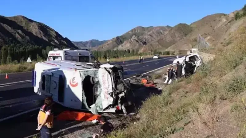 Ambulans, ticari araçla kafa kafaya çarpıştı: 2'Sİ SAĞLIK PERSONELİ 4 ÖLÜ!