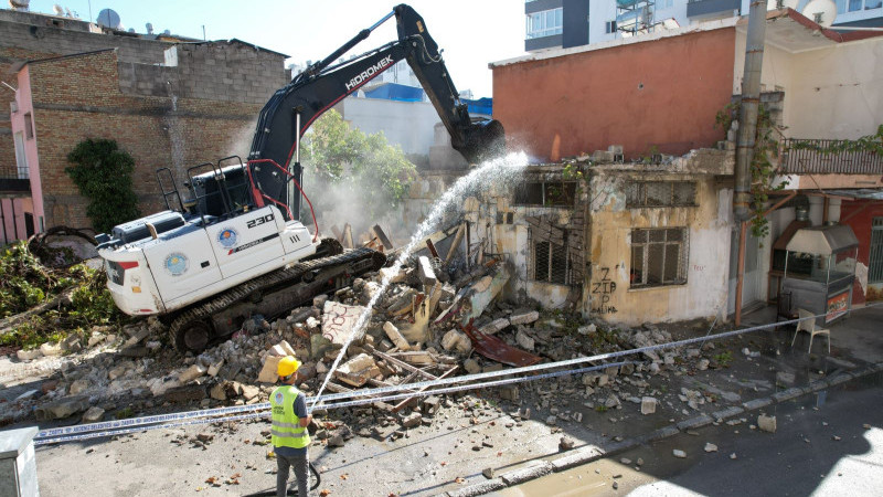 BARIŞ MAHALLESİ’NDEKİ METRUK BİNANIN KONTROLLÜ YIKIMI GERÇEKLEŞTİ