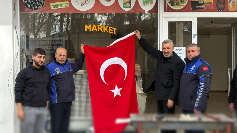 BAŞKAN GÜZEL; KARKAMIŞ'I AY YILDIZLI BAYRAKLARLA DONATTI