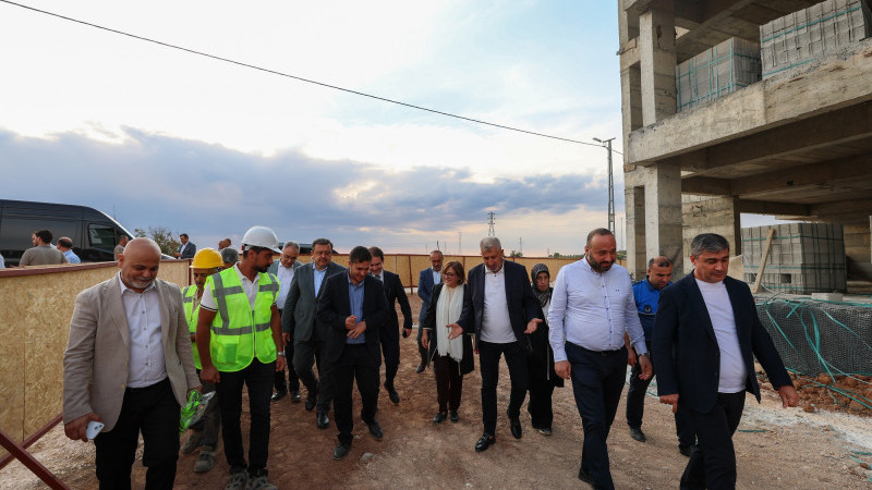 ŞAHİN, KARKAMIŞ’TA YÜKSELEN GAZİ KONUT PROJESİNİ İNCELEDİ